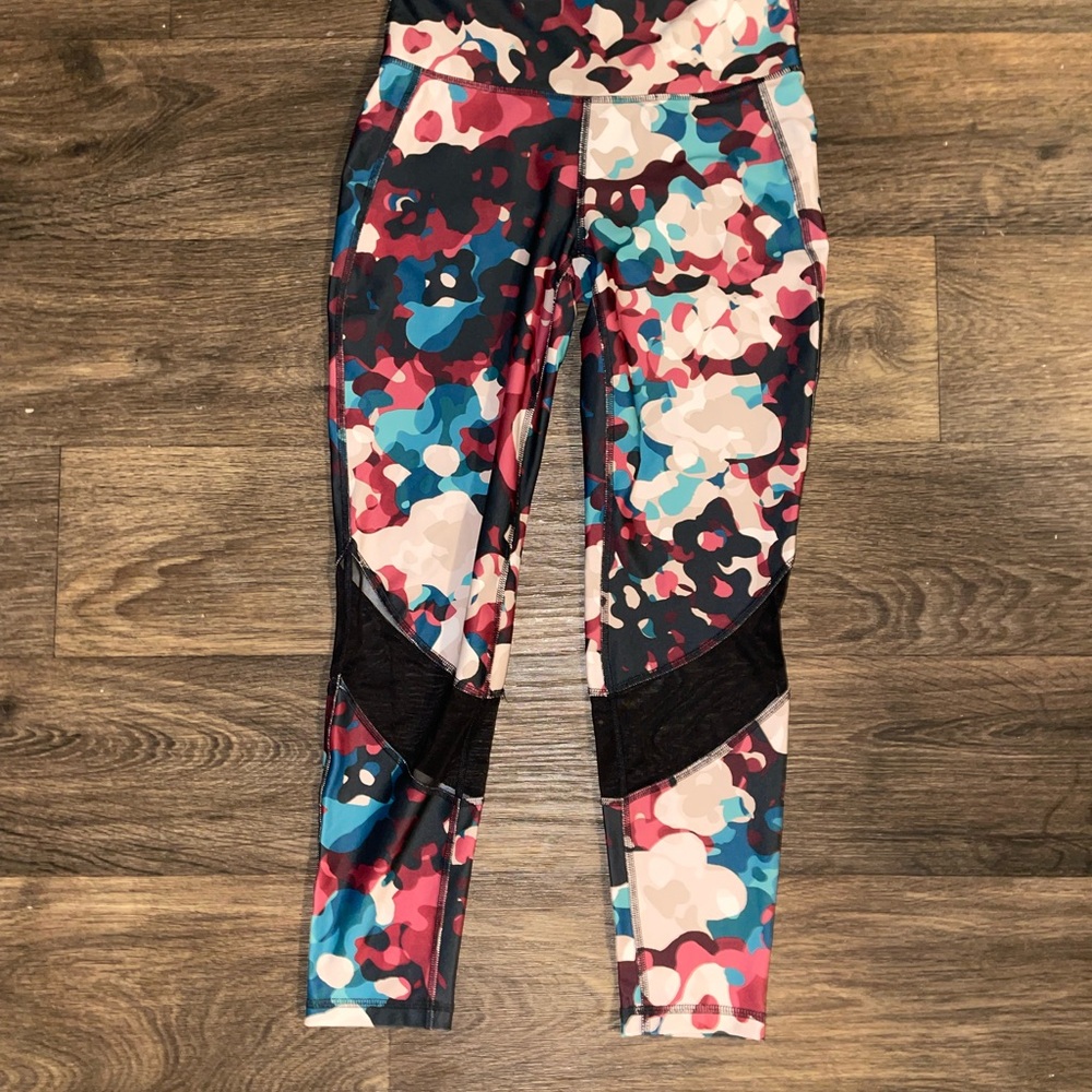 Xersion Stretchy Women’s 25” size Small Abstract colorful Leggings